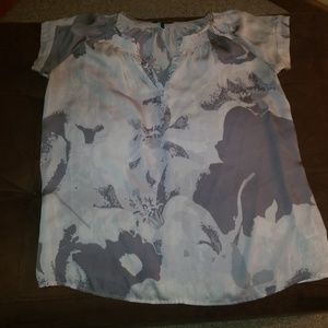 Gray and white Daisy Fuentes top